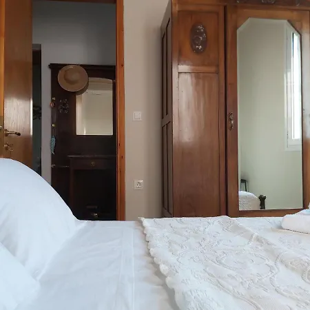 Mid Century Character House In 아르고스톨리온