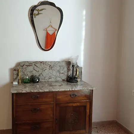 Mid Century Character House In Casa vacanze *